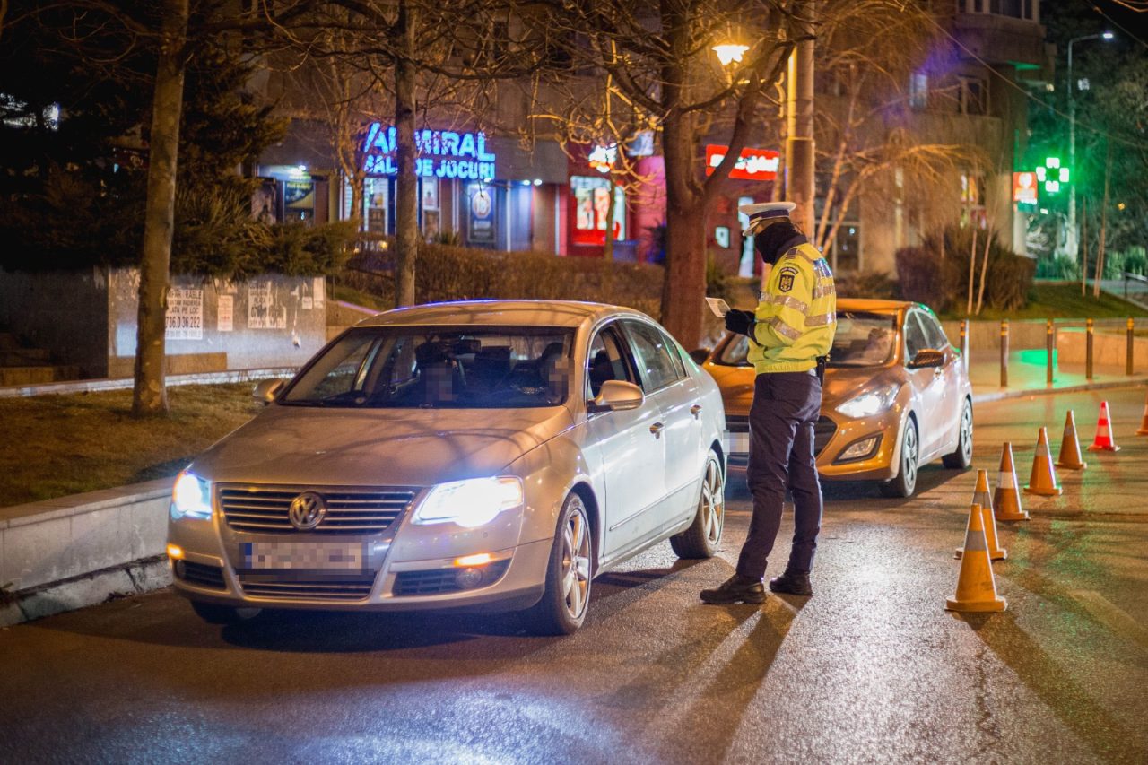Câți ani a primit un șofer din București care a încercat să mituiască un polițist, după ce a depășit pe linia de tramvai