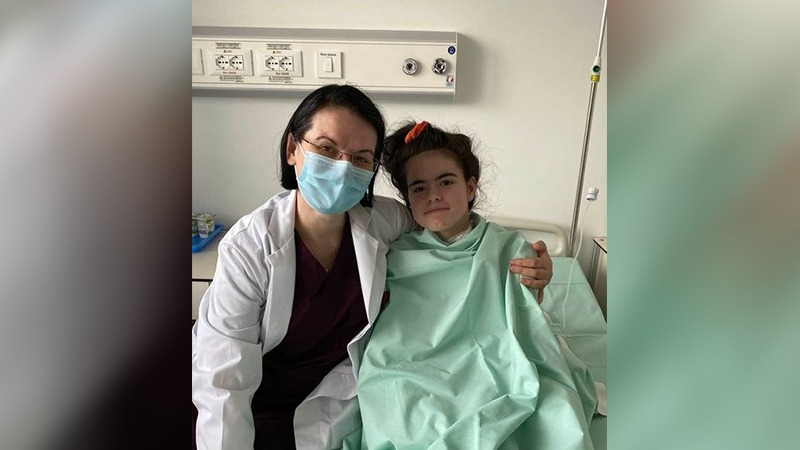 Larisa, fata călcată de tren în gara din Bacău, a plecat din spital, după ce medicii i-au salvat piciorul. „Nu există fericire mai mare decât să poți reda unui copil zâmbetul și speranța unei vieți normale”