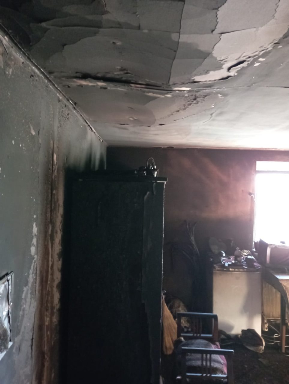 O bătrână a murit într-un incendiu izbucnit în locuinţa sa. Femeia era imobilizată la pat