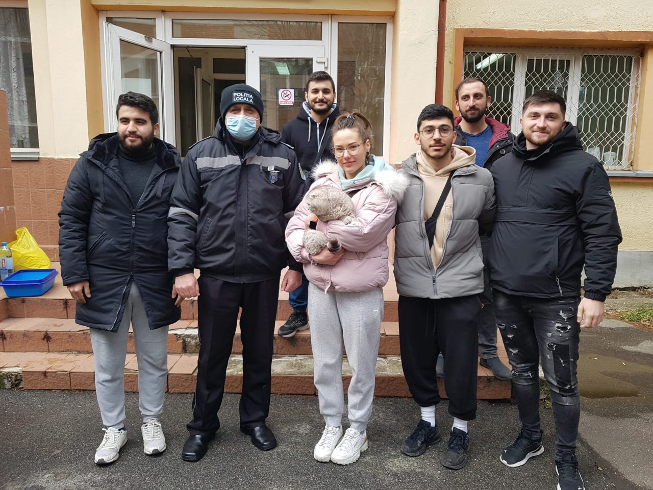 FOTO | Doi tineri îndrăgostiți din Ucraina au ajuns la Vâlcea doar cu hainele de pe ei și cu pisicul „Gabi”