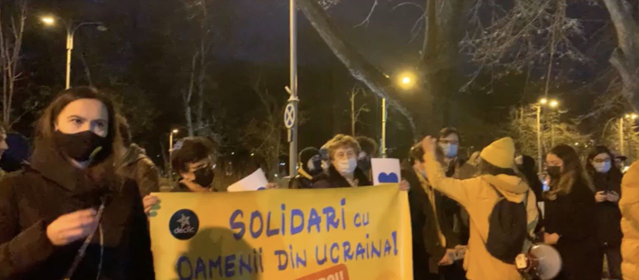 Zeci de persoane participă la o manifestaţie în semn de solidaritate cu poporul ucrainean, la Ambasada Ucrainei din Bucureşti (VIDEO)