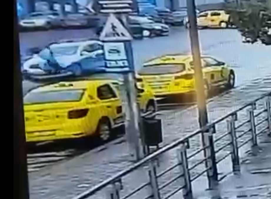 Adolescent din Bacău, lovit pe tecerea de pietoni de o mașină a Poliției. Băiatul a fost transportat, de urgență, la spital