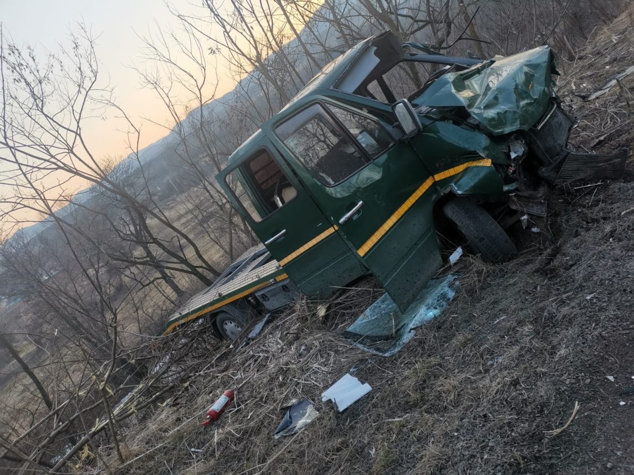 Un mort și șase răniți, între care doi copii, după ce o camionetă și o mașină s-au lovit pe un drum din Cluj