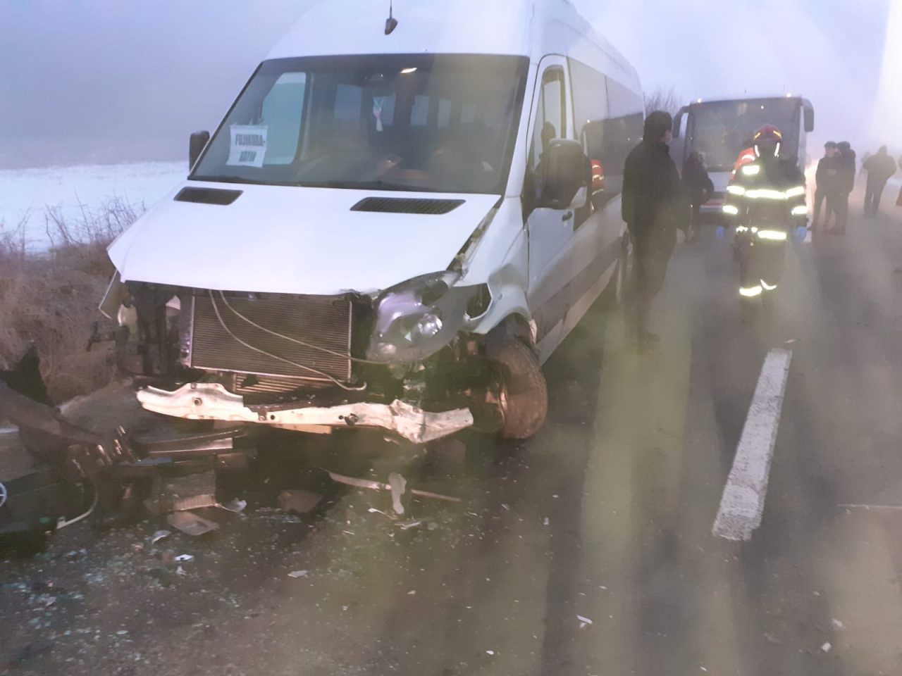 FOTO-VIDEO | Doi copii și un adult au ajuns la spital, după ce un microbuz școlar s-a ciocnit cu o mașină