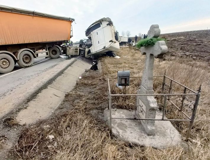 Avertismentul unui polițist rutier din Brașov: De fiecare dată când controlez câte un TIR și îl găsesc pe șofer cu un alt card, de tot atâtea ori se lasă cu amendă