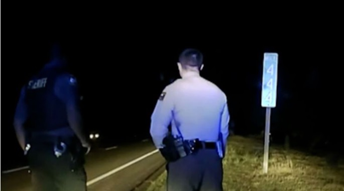 VIDEO | „Ar fi putut fi o tragedie”. O mașină Tesla aflată pe pilot automat a fost la un pas să omoare doi polițiști