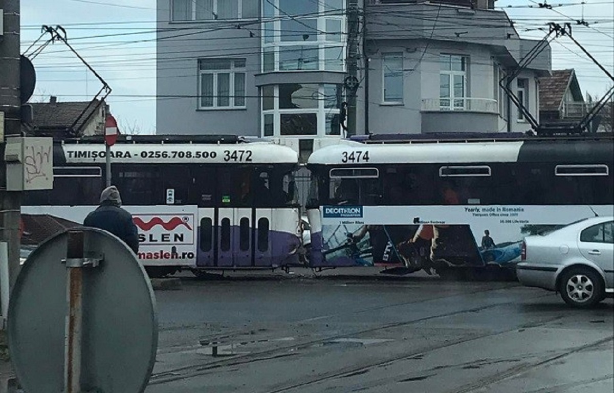 VIDEO | Două tramvaie s-au ciocnit frontal, într-o intersecție din Timișoara. Unul dintre vatmani nu i-a acordat prioritate colegului său