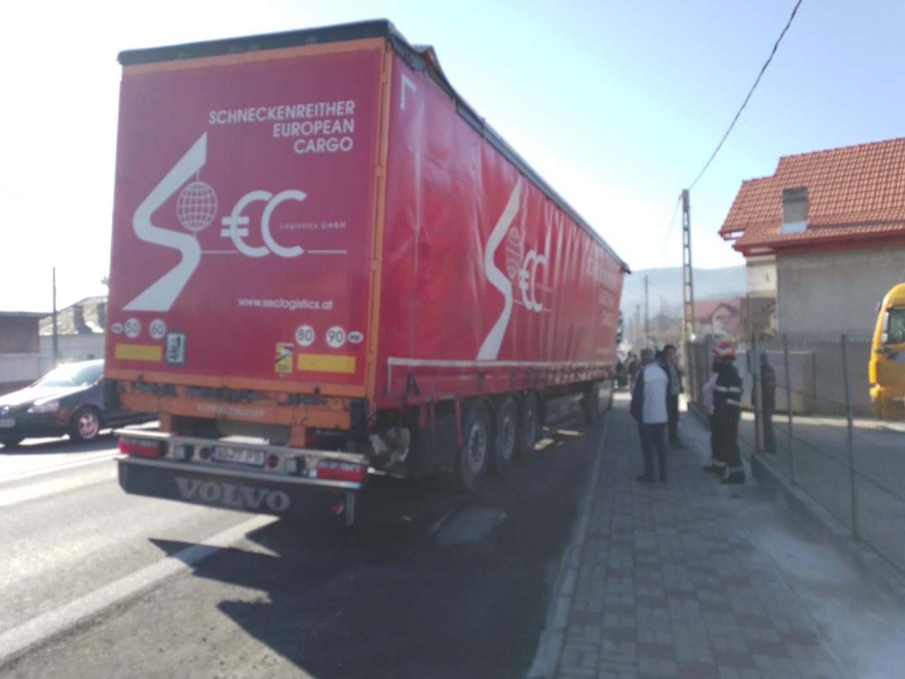 FOTO | Un copil de 14 ani a fost rănit și un bărbat a murit, după ce au fost acroșați de un TIR care s-a izbit într-un gard