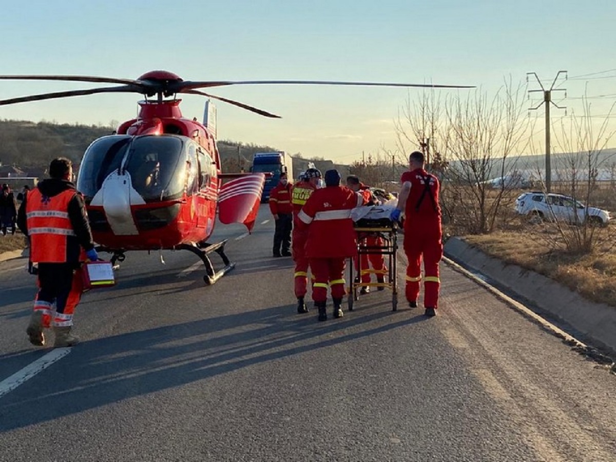 FOTO | Fetiță de 7 ani din Vaslui, în stare gravă după ce a fost lovită de o mașină în timp ce se plimba cu trotineta. La locul accidentului a fost solicitat un elicopter SMURD