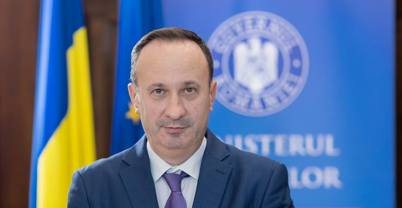 Ministrul Finanțelor spune că amânarea ratelor nu este cea mai bună soluție și îi îndeamnă pe români să caute alte variante puse la dispoziție de bănci