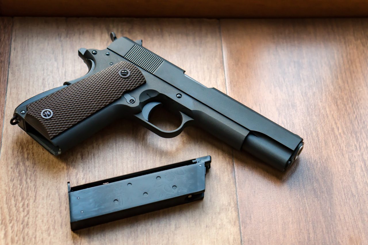Incident în Băile Herculane: Un polițist s-a împușcat DIN GREȘEALĂ cu arma din dotare