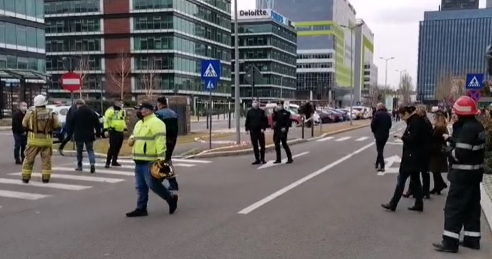 VIDEO | Alertă cu bombă la Radio Europa FM. Poliția face verificări