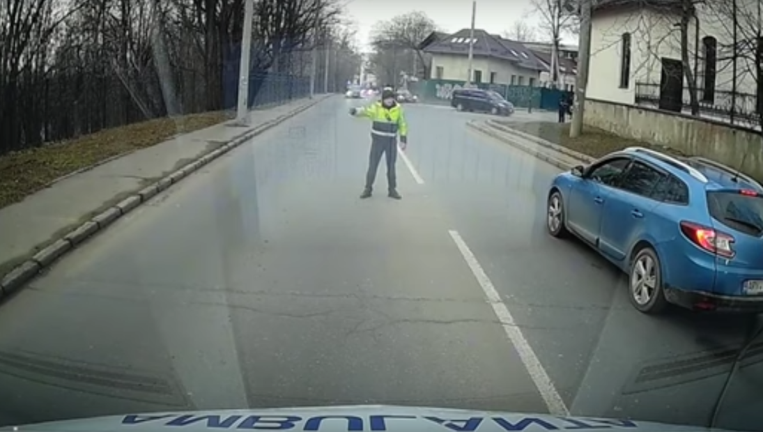VIDEO | O ambulanță cu girofar pornit, oprită la Chișinău ca să facă loc unei delegații oficiale