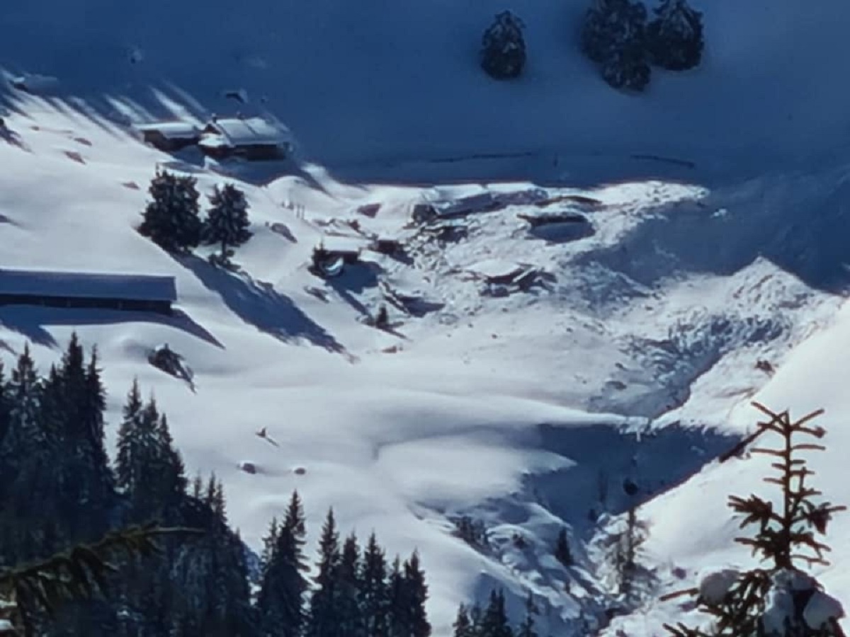 Cabană din Munții Rodnei, îngropată în zăpadă de o avalanșă. „A fost de mari dimensiuni, pe aproape un kilometru”
