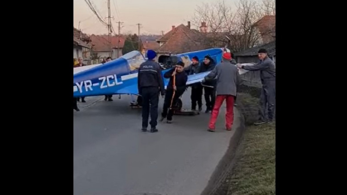 VIDEO | Imagini spectaculoase în Hunedoara, unde un mic avion care aterizase forțat pe un teren agricol a fost adus pe roți în satul din apropiere