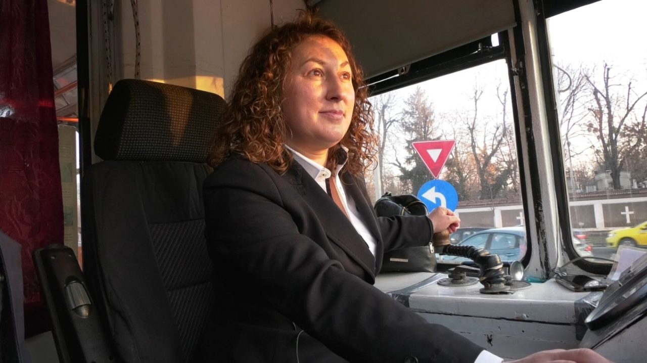 VIDEOREPORTAJ | Cum arată o zi din viața unei vatmanițe din București. „Stăm foarte stresați într-o zi de muncă”