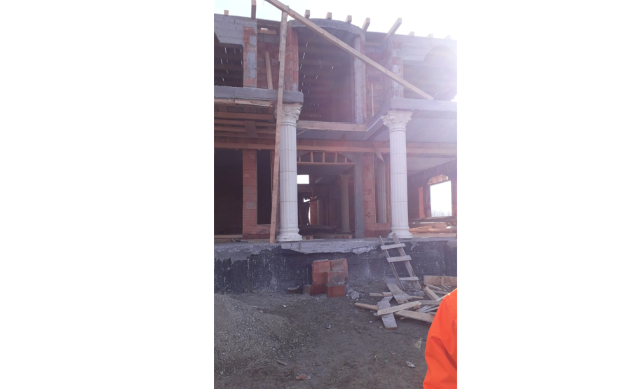 FOTO | Un bărbat din județul Vaslui, prins sub o placă de beton de patru tone. În ce stare se află