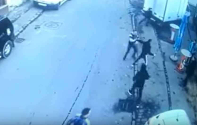 VIDEO | Romii care s-au bătut cu topoare și bâte pe o stradă din Lugoj, lăsați în libertate. Au fost puși doar sub control judiciar