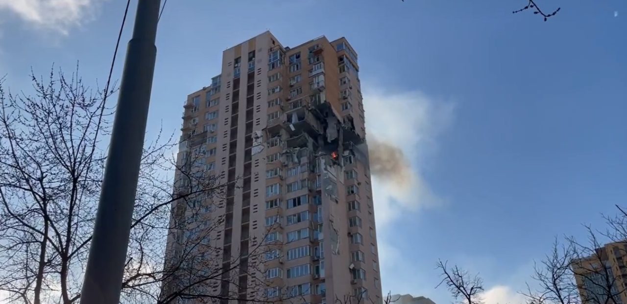 VIDEO | Momentul în care un bloc din Kiev a fost lovit de o rachetă. În apropiere nu există nicio bază militară
