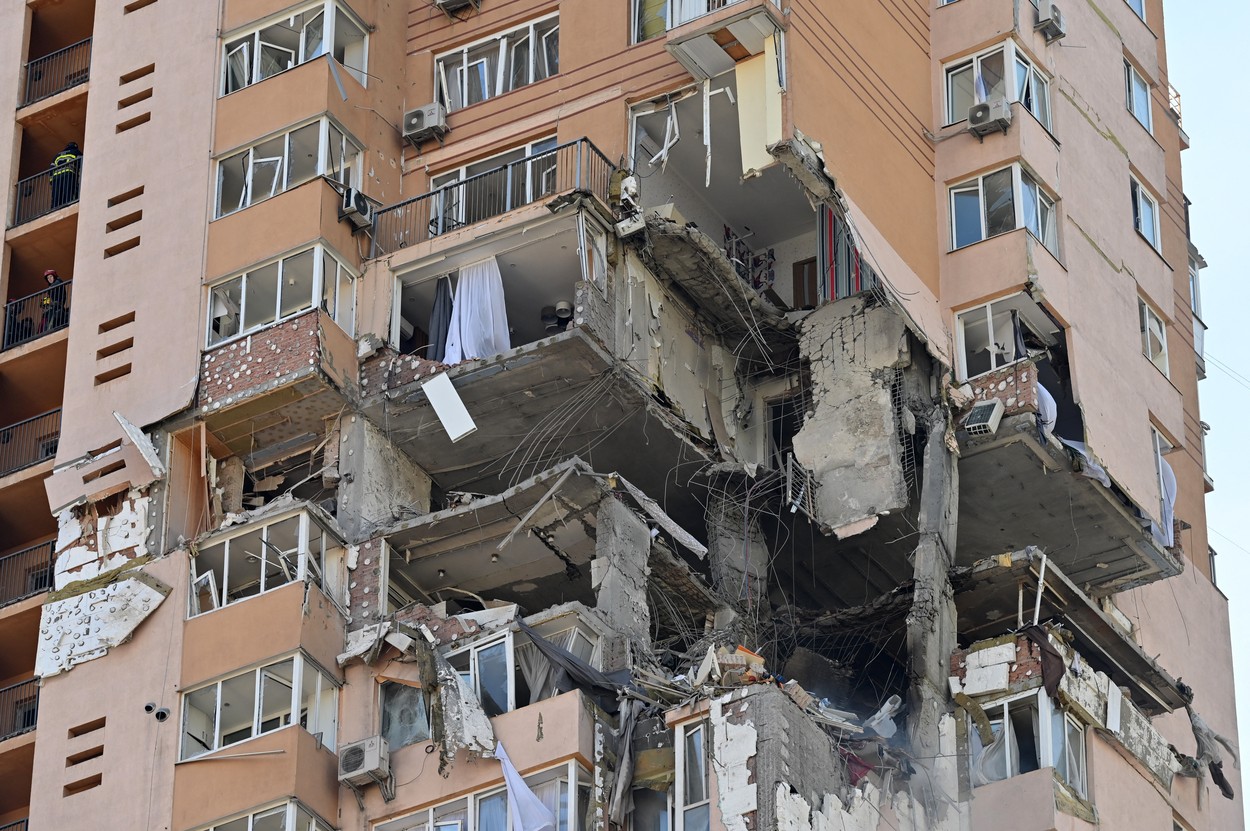 Atacul cu rachetă asupra unui bloc din Kiev s-a soldat cu victime. Câți morți și răniți au găsit salvatorii în apartamentele distruse