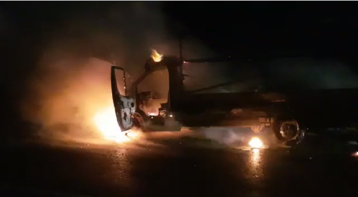 VIDEO | O camionetă a luat foc pe Autostrada București-Pitești și a ars în întregime. Traficul auto a fost blocat pe sensul spre Capitală