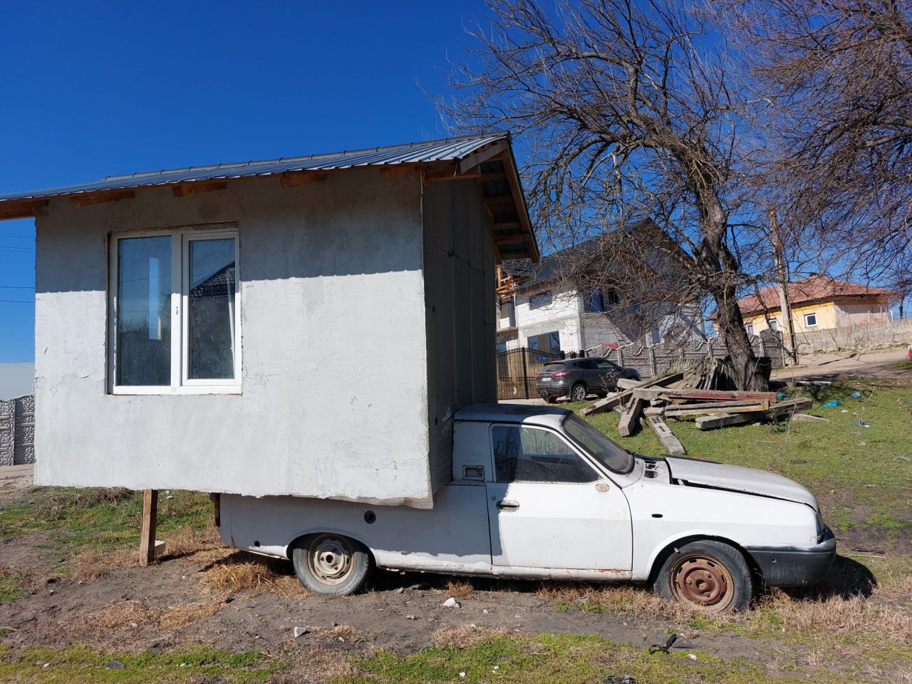FOTO | Și-au făcut iarna car! De frica hoților, oltenii au inventat casa pe roți pentru paza recoltelor