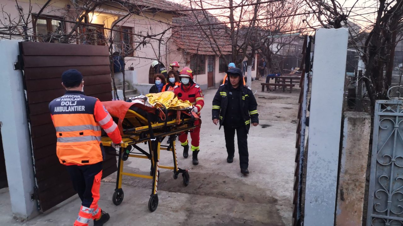 FOTO | Două persoane au suferit arsuri de gradul II, după ce a explodat centrala termică instalată în locuința lor