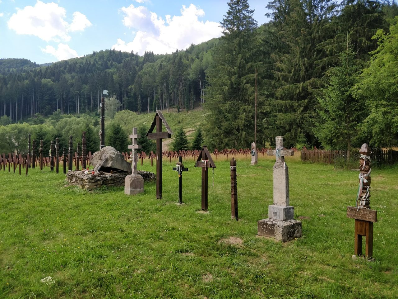 Instanță: Parcela românească din cimitirului militar din Valea Uzului a fost construită ilegal. Crucile trebuie îndepărtate