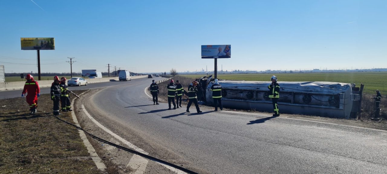 VIDEO | O cisternă încărcată cu motorină s-a răsturnat la marginea Ploieștiului. Traficul este restricționat la intrarea pe DN1
