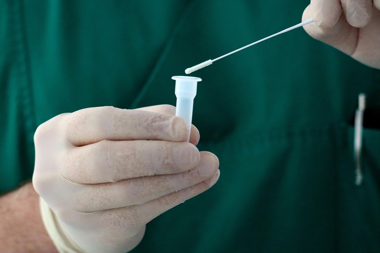 Primii 500 de pacienți COVID-19 din totalul celor 11.568 evaluaţi au primit gratuit MOLNUPIRAVIR. Spitalele și Centrele de Evaluare ambulatorie au stocuri suficiente de medicație antivirală