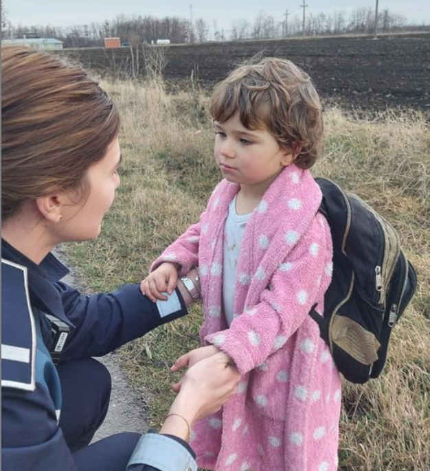 O fetiţă de trei ani, dispărută de acasă, găsită de polițiști pe marginea unui drum din Buzău