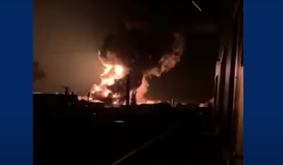 VIDEO | Un gazoduct și un depozit de petrol au luat foc în Ucraina, după ce au fost bombardate de trupele ruse