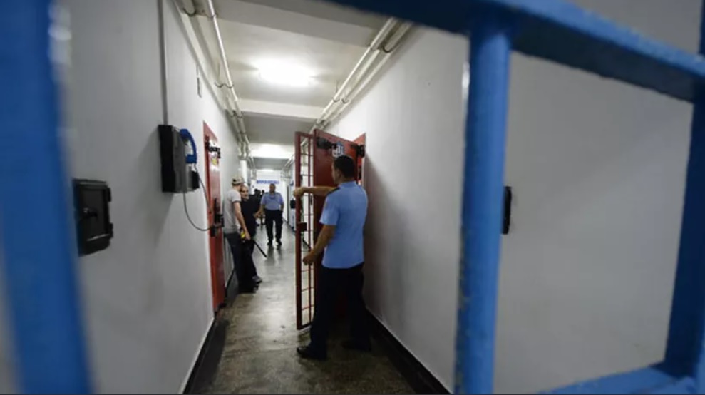 Un bucureștean arestat pentru violență în familie a încercat să-și incendieze celula. Bărbatul este un infractor cunoscut