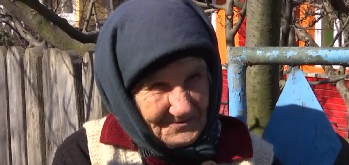 „Am 91 de ani. N-am crezut că mai trăiesc război”. O bătrână care și-a pierdut frații în cel de-al Doilea Război Mondial, le deschide casa refugiaților din Ucraina
