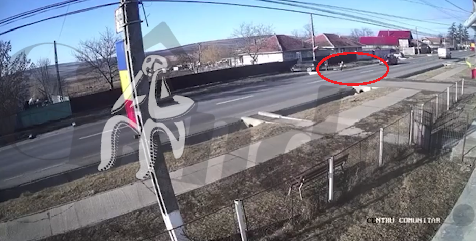 VIDEO| Momentul în care fetița de șapte ani este spulberată de o mașină, pe marginea unui drum din Vaslui