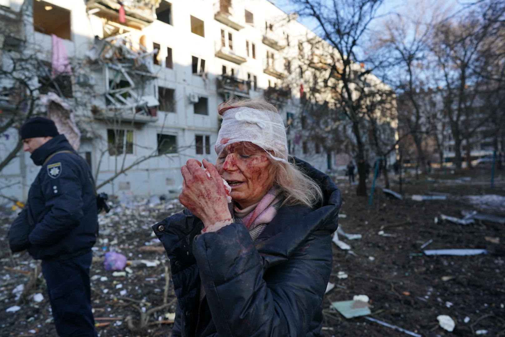 Imaginile dezastrului din prima zi de război din Ucraina. Blocuri distruse  și oameni morți, printre tancuri, bombe și avioane militare
