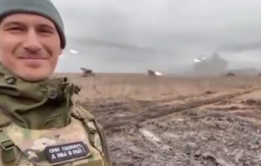 VIDEO| „Ei vor muri, iar noi vom merge în Rai”. Mesajul șocant de pe uniforma unui soldat rus, în timp ce zâmbește spre rachetele lansate asupra Ucrainei