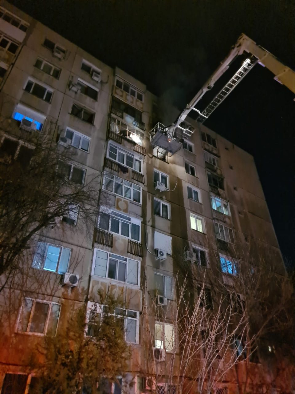 VIDEO | Incendiu într-un bloc din Sectorul 5 al Capitalei. Un locatar a suferit un atac de panică, iar 20 de persoane au fost evacuate