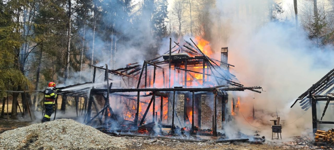 FOTO – VIDEO | O cabană din Argeș a fost distrusă complet de un incendiu. Turiștii au scăpat sărind pe geam. De la ce a pornit focul