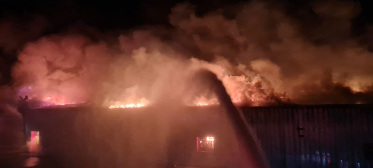 FOTO – VIDEO | Incendiu violent la o fabrică din Mizil. Doi pompieri au ajuns la spital, cu arsuri pe față