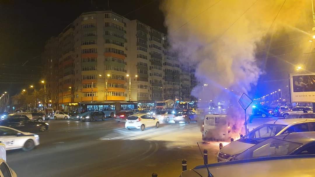 VIDEO | O mașină a ars în totalitate pe unul dintre cele mai aglomerate bulevarde din București. Flăcări de trei metri au cuprins autoturismul