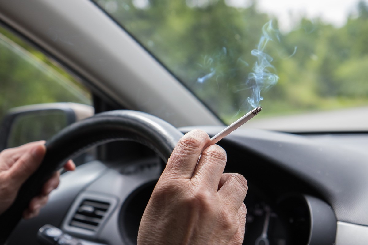 Un gălățean a fost surprins de polițiști în timp ce fuma în mașina de serviciu. Ce amendă usturătoare a primit șoferul