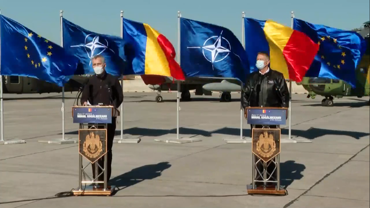 Secretarul general al NATO și Klaus Iohannis, vizită la baza aeriană Mihail Kogălniceanu. Stoltenberg: România nu este singură | VIDEO