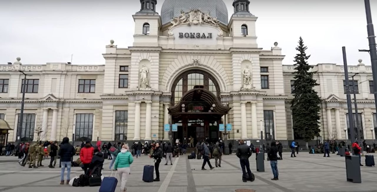 Mii de oameni se înghesuie în gara din Liov, încercând să prindă un tren pentru a pleca din Ucraina