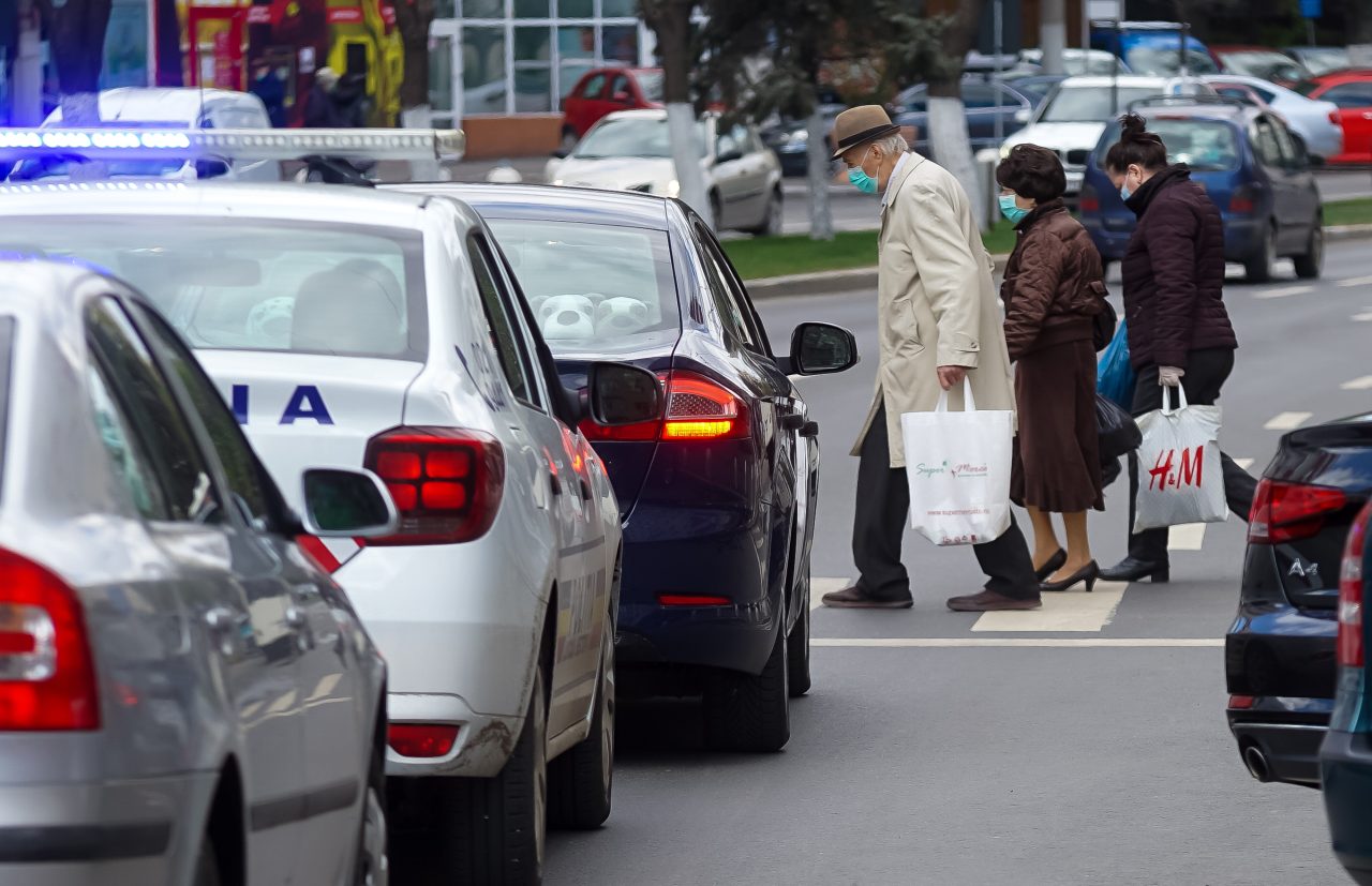 Primul caz de anulare a unei amenzi pentru lipsa măştii în aer liber, deşi motivarea CCR nu a fost încă publicată
