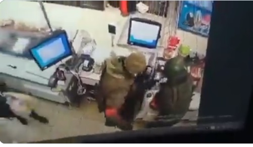VIDEO | Mai mulți militari ruși, filmați în timp ce fură dintr-un magazin din Ucraina