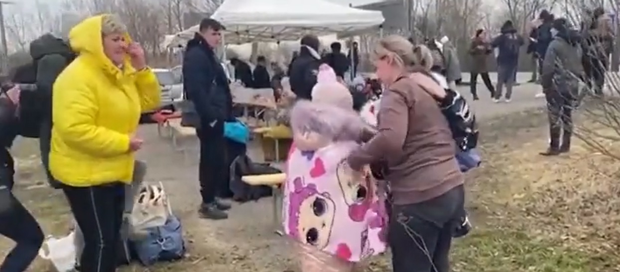 VIDEO | Emoționant până la lacrimi. Doi copii au fost aduși din Ucraina la mama lor, aflată la granița cu Ungaria, de o străină. Tatăl lor a rămas să lupte în război