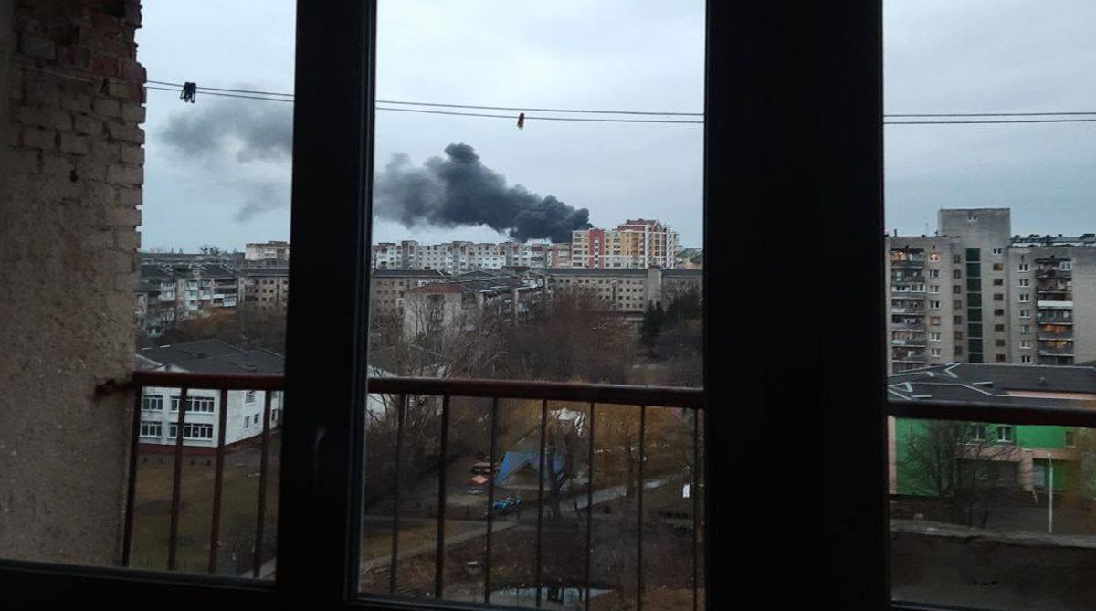 FOTO| Momentul în care Rusia bombardează baza militară de lângă orașul ucrainean, situat la peste 100 km de Sighetu Marmației