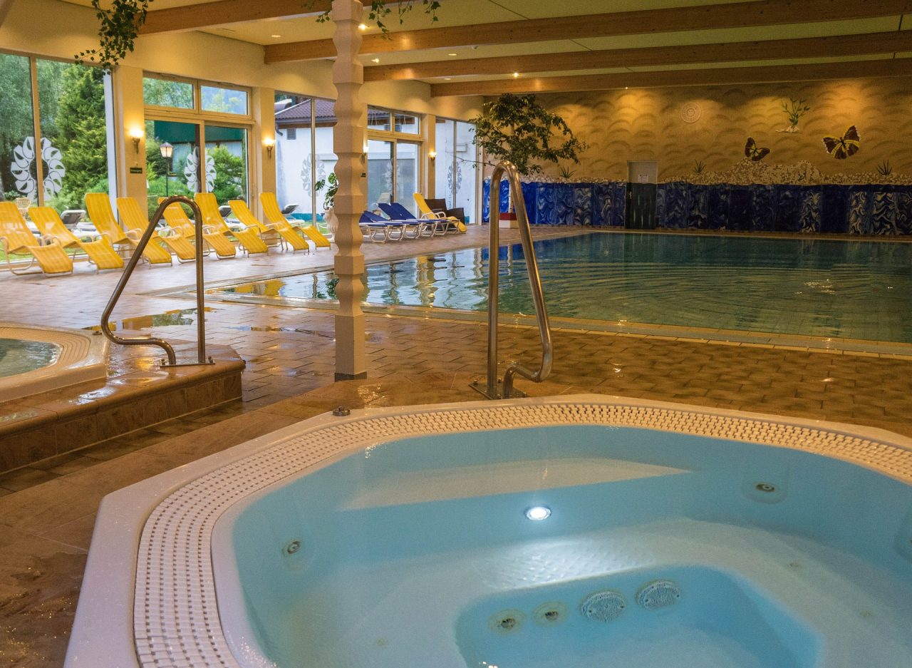 O fetiţă s-a intoxicat cu clor la piscina unui hotel din Caransebeș. Ambulanța blocată de viscol