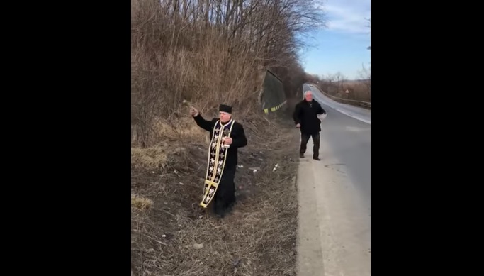 VIDEO | Slujbă religioasă în „curba morții”. Un preot a sfințit o zonă în care au loc frecvent accidente rutiere